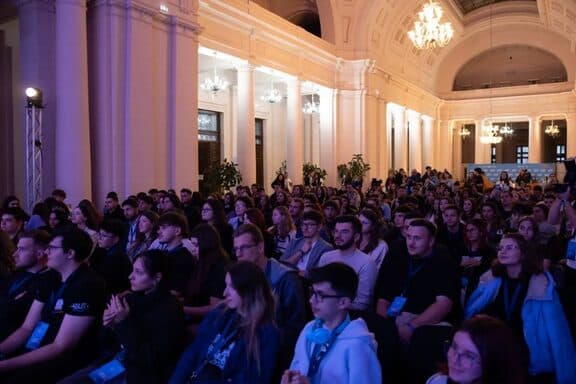 Sală plină de tineri la un eveniment CTR